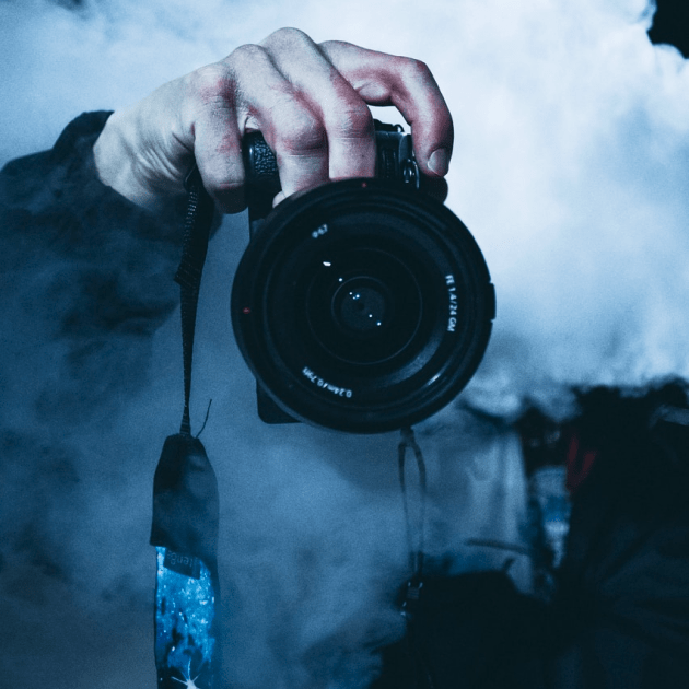 Фотоаппарат, находящийся в руке
