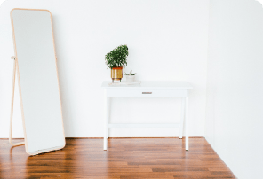 Помещение, стол и зеркало